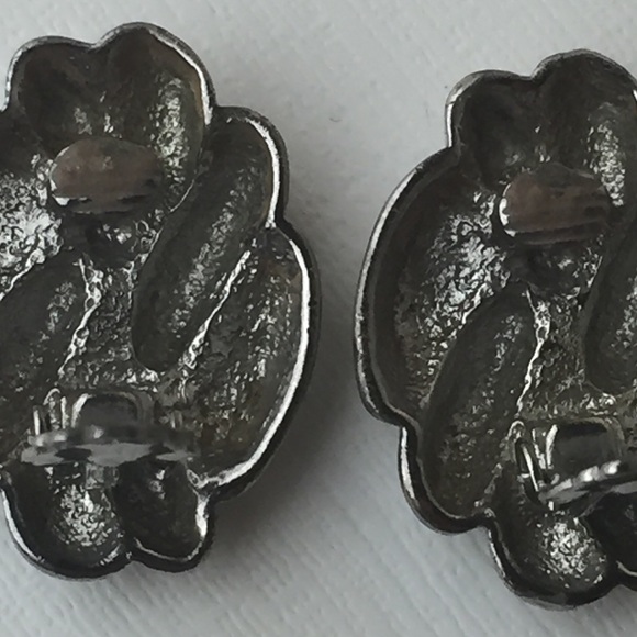 Vintage Gunmetal Silver Textured Clip On Earrings - Picture 5 of 8